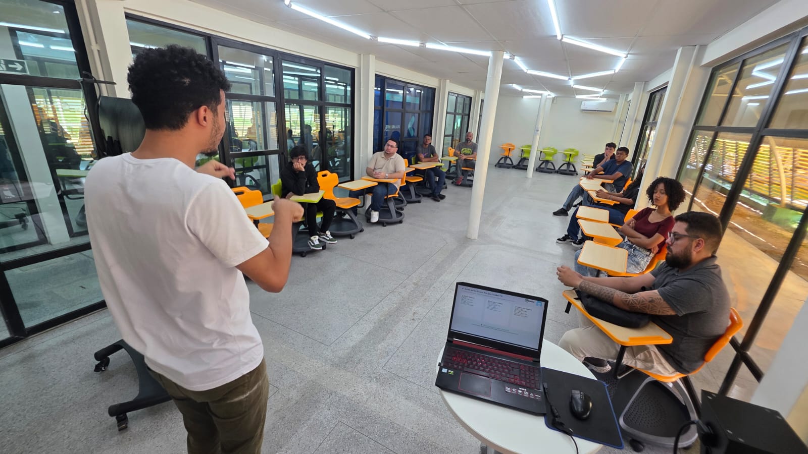 Atividades de formação do Jovem Tech no Caju Hub · 2026